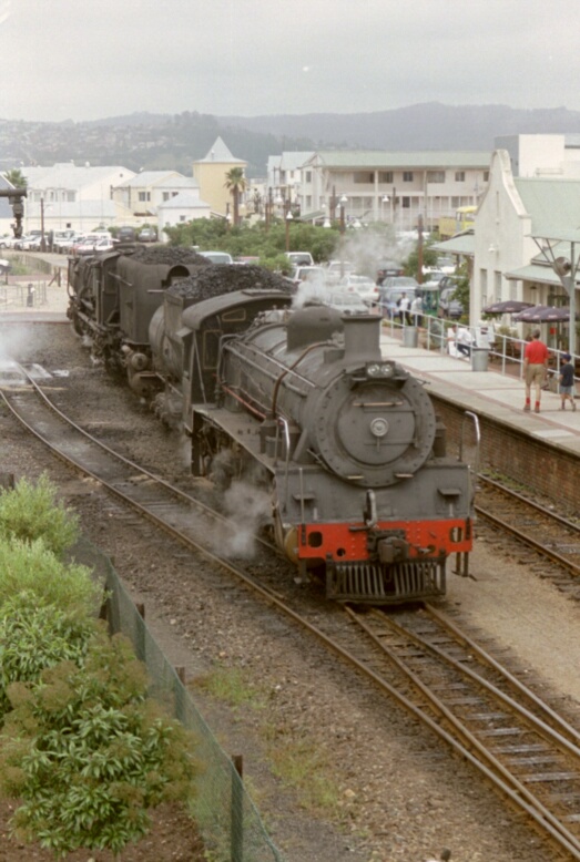 Eine restaurierte Lok der Baureihe 21D rangiert mit einer GM-AM Garratt in Knysna. 15. 11.2000.