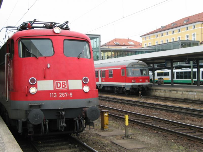 Eine Rheingoldlok der Baureihe 113 steht am 13.3.2006 als RE nach Mnchen Hbf im Hbf Regensburg zur Abfahrt bereit. Im Hintergrund ist gerade die RB aus Plattling angekommen.