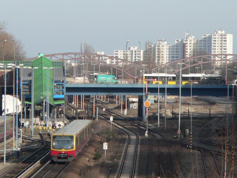 Eine Ringbahn fhrt, von Tempelhof kommend, gerade in den S-Bhf. Hermannstrae ein. 17.2.2007