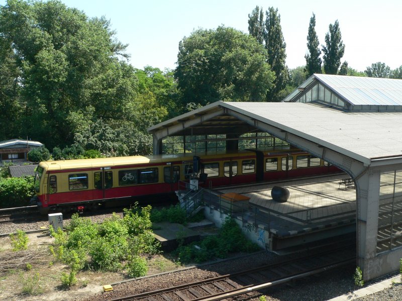 Eine Ringbahn in Richtung Westend fhrt aus der Ringbahnhalle von Westkreuz aus. 10.6.2007