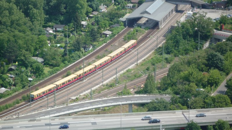 Eine Ringbahn S 42 fhrt in die Station Westkreuz ein.