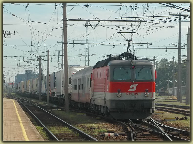 Eine RoLa, gezogen von 1044 106, am 7.10.2006 bei einem kurzen Zwischenstopp in Wien Htteldorf.