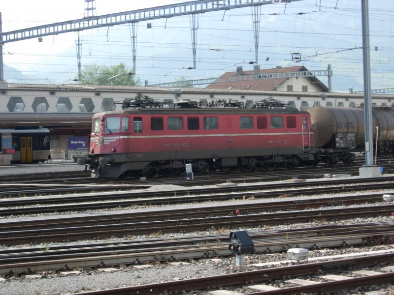 Eine rote Ae 6/6 mit Zierstreifen wartet in Buchs/SG auf ihren Lokfhrer der sie zum RBL fhren wird. 