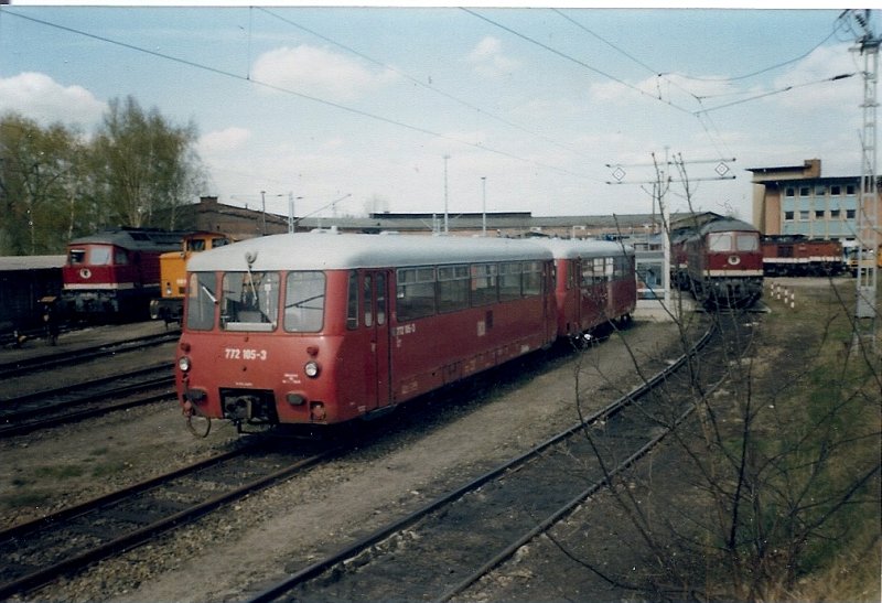 Eine rote Ferkeltaxe 772 105 im Juli 1997 im damals gut bestckten Bw Berlin Pankow.