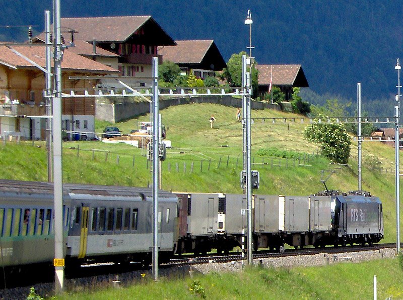 Eine RTS Br 185 zieht einen Gterzug den Ltschberg bei Frutigen hinunter in Richtung Basel. 16.06.07
