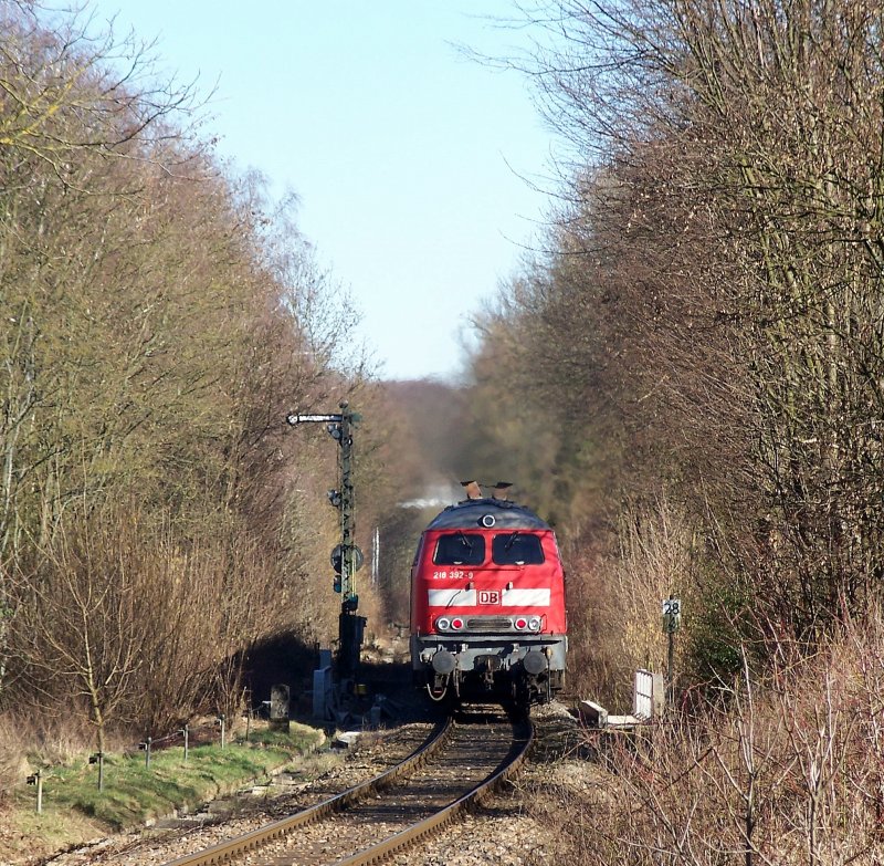 Eine ruige Abgasfahne lsst 218 392 am 09.02.08 beim Verlassen des Bahnhofes Bad Rappenau zurck und steuert ihren nchsten Halt, Bad Wimpfen, an. 