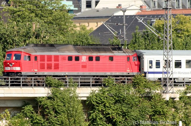 Eine russische Grodiesellok der DB-Baureihe 234 ist mit dem Berlin-Warszawa-Express auf der  grnen  Berliner Stadtbahn unterwegs und wird gleich Berlin-Hauptbahnhof erreichen.
Wenn man den Motorklang dieser Lok hrt, erinnert man sich gern an die Zeit zurck als die Stadtbahn noch nicht elektrifiziert war und diese Loks ffter unterwegs waren.(11.06.2006)