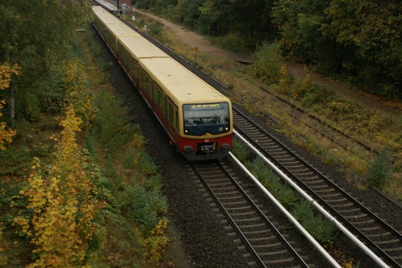 Eine S 1 fhrt am 16.10.09 von Julius-Leber-Brcke Richtung Yorkstrasse.
