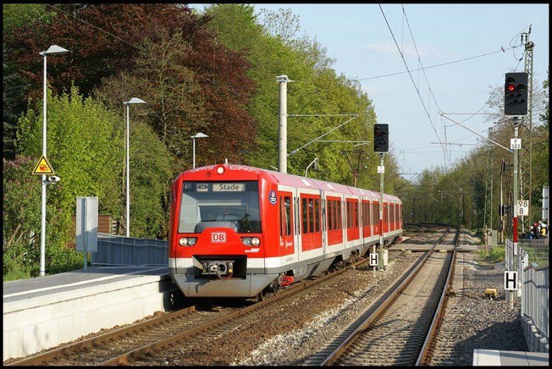 Eine S 3 nach Stade fhrt am 04.05.2008 in Horneburg ein.