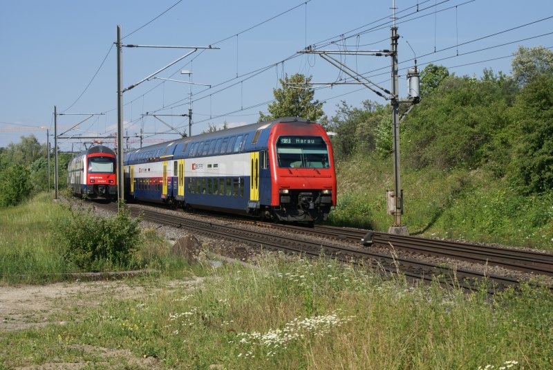 Eine S 3 nhert sich am 4.6.09 dem Bahnhof Stettbach, whrend sich im Hintergrund der RABe 514 015-7 auf den Weg Richtung Rapperswil macht.
