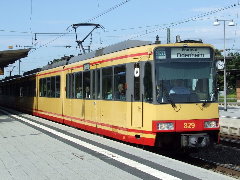 Eine S 31 nach Bruchsal-Odenheim verlsst Karlsruhe-Durlach am 18.08.2008.