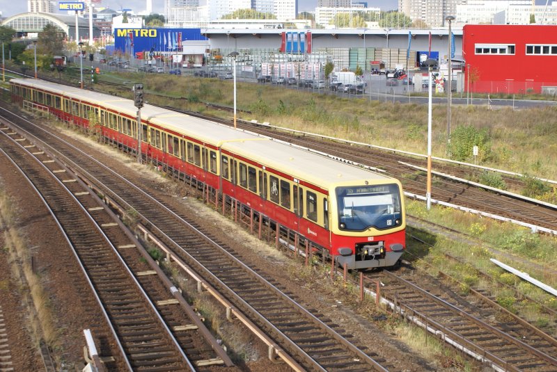 Eine S 5 n�hert sich am 13.10.09 dem Bahnhof Warschauer Strasse.