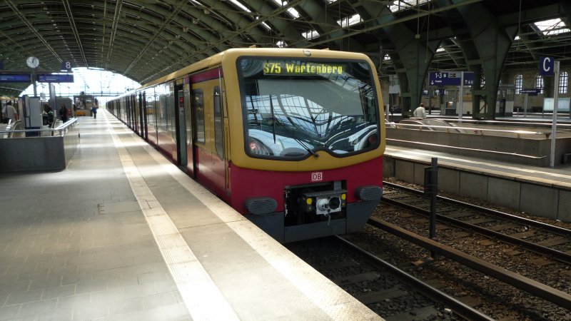 Eine S 75 nach Wartenberg hlt an Berliner Ostbahnhof.