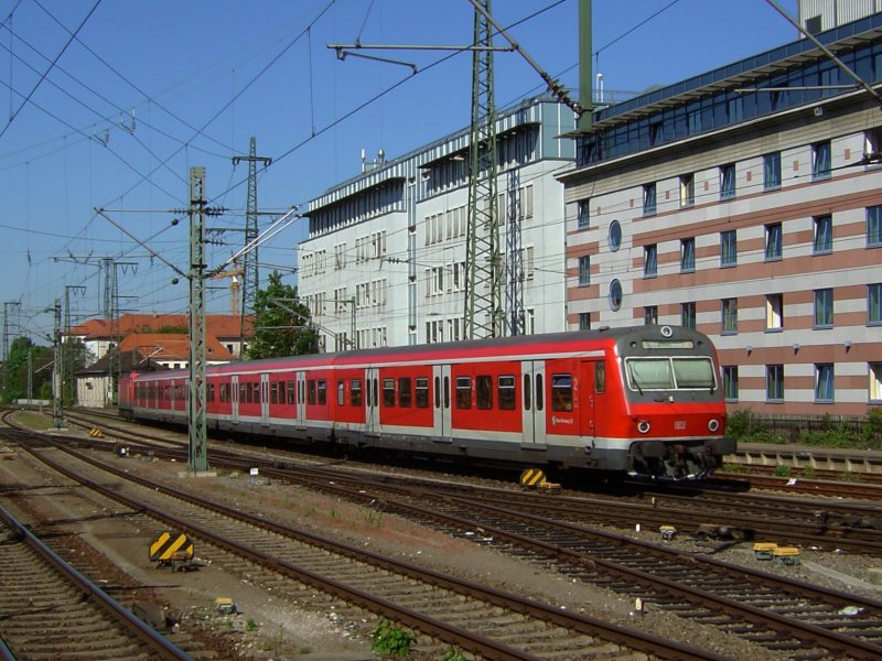 Eine S-Bahn am 11.05.2008 bei der Ausfahrt aus Nrnberg Hbf.