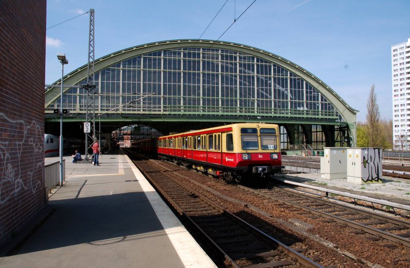 Eine S-Bahn der BR 485 fhrt am 09.04.09 aus dem Ostbahnhof aus.