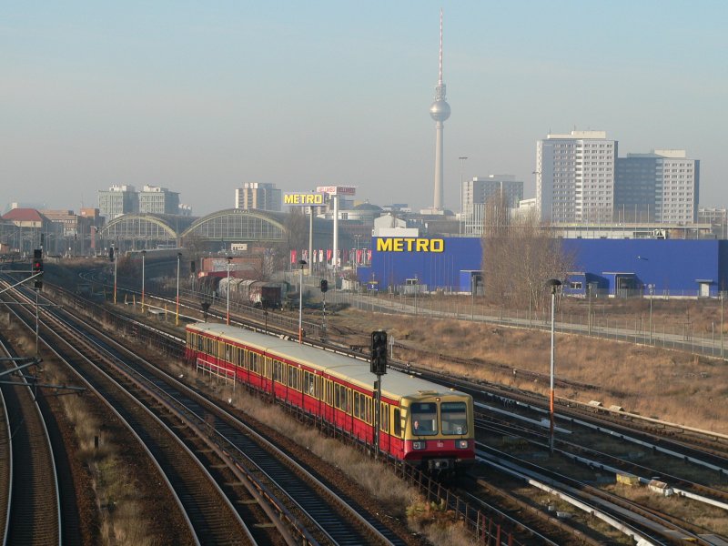 Eine S-Bahn der BR 485 hat den Ostbahnhof verlassen und fhrt nun nach Flughafen Schnefeld. Dieser liegt brigens bald wieder im Tarifgebiet C, was die S-Bahn-Fahrt erheblich verteuert. 23.12.2007