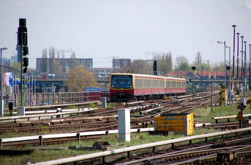 Eine S-Bahn erreicht am 09.04.09 den Ostbahnhof.