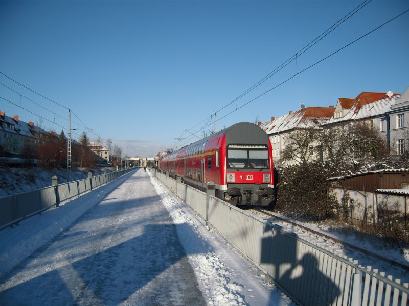 Eine S-Bahn fhrt gen Warnemnde. Rostock, SBf Parkstrae