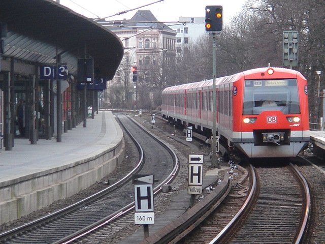 Eine S-Bahn von Hamburg bei der Ausfahrt aus dem Bahnhof Hamburg-Dammtor. Aufgenommen im Januar 2007.