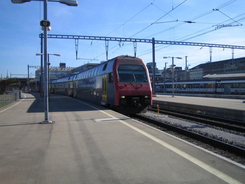 Eine S-Bahn Komp. mit dem ZVV-Jubilum aus dem Jahre 2000! verlies am 9.10.05 als S14 nach Hinwil Zrich, leider war die Zugzielanzeige defekt, darum war sie nicht mit ''S14'' angeschrieben.