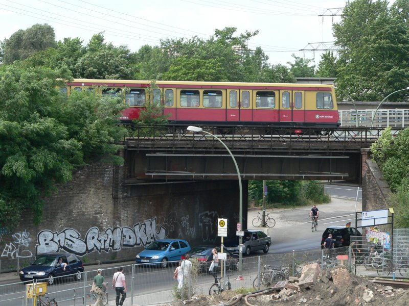 Eine S-Bahn in der Kurve zwischen Warschauer Strae und Treptower Park, darunter die Hauptstrae.