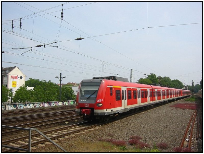 Eine S-Bahn mit 423 294 an der Spitze fhrt am 07.06.2007 in den S-Bahn-Haltepunkt Dsseldorf-Bilk ein.