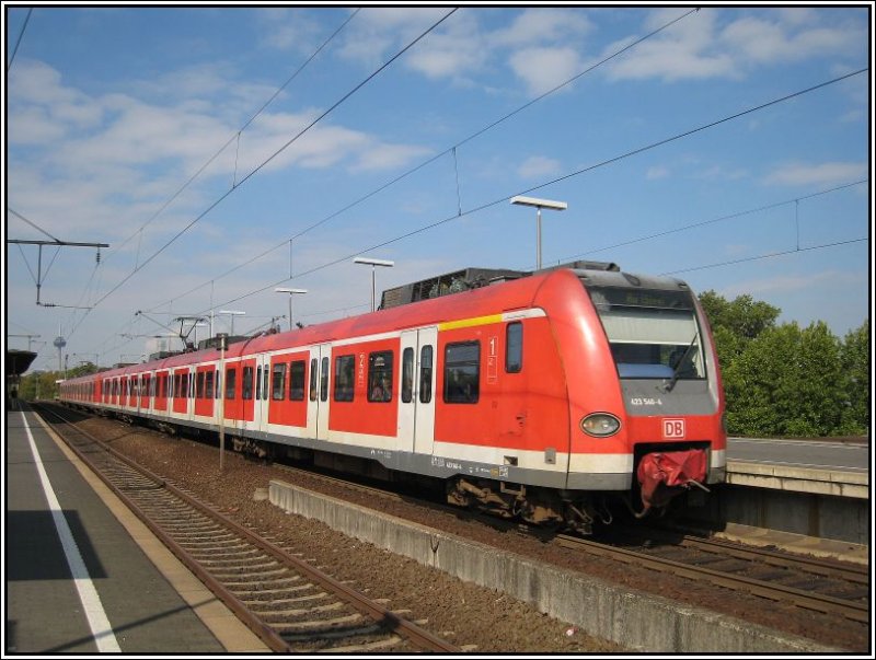 Eine S-Bahn mit 423 540 fhrt aus dem Bahnhof Kln Messe/deutz. Die Aufnahme stammt vom 16.09.2007.