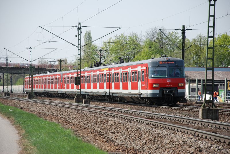 Eine S-Bahn mit dem fhrenden Endwagen BR 420 960-7 bei Ludwigsburg-Tamm auf dem Weg in Richtung Stuttgart.