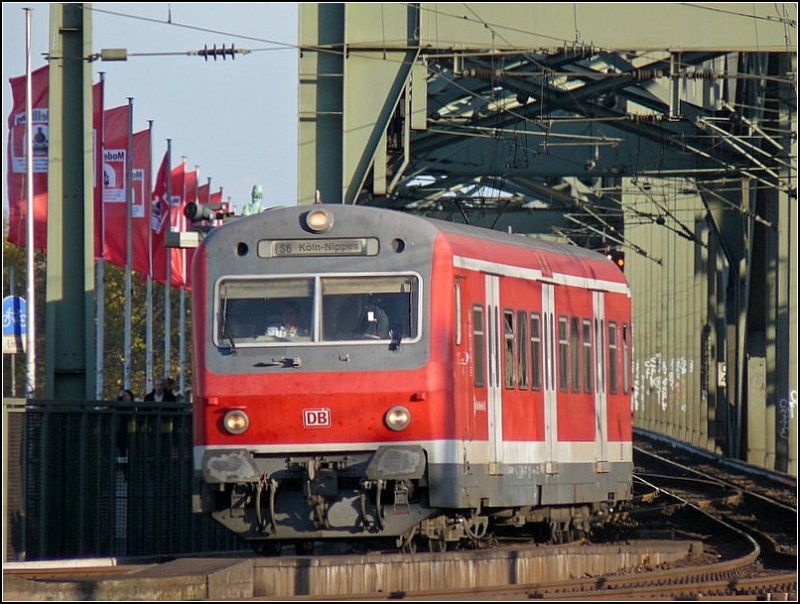 Eine S-Bahn nach Kln-Nippes verlsst am 08.11.08 die Hohenzollernbrcke und fhrt in den Hbf von Kln ein. (Hans) 