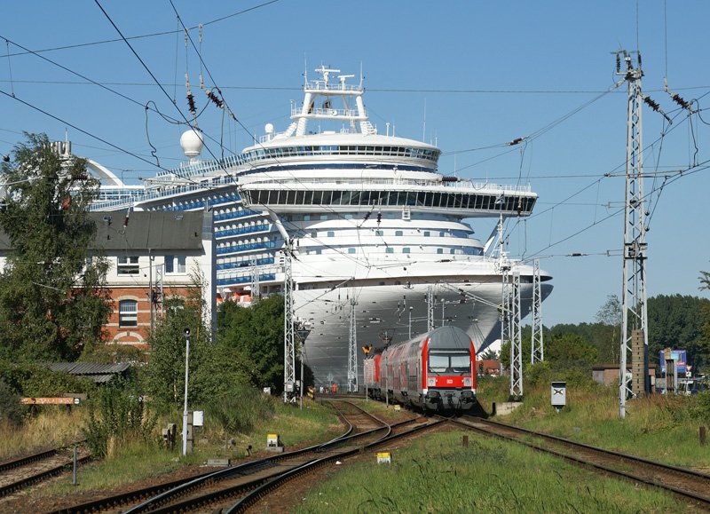 Eine S-Bahn nach Warnemnde am 27.07.2008 zwischen Warnemnde Werft und Warnemnde.