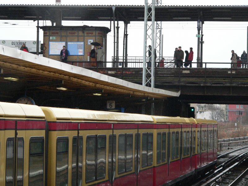 Eine S-Bahn Richtung Osten (z.B. Ahrensfelde, Strausberg oder Wartenberg) wartet auf ihre Abfahrt. Auf dem Ringbahngleis oben warten Fahrgste auf ihren Zug, 21.1.2007