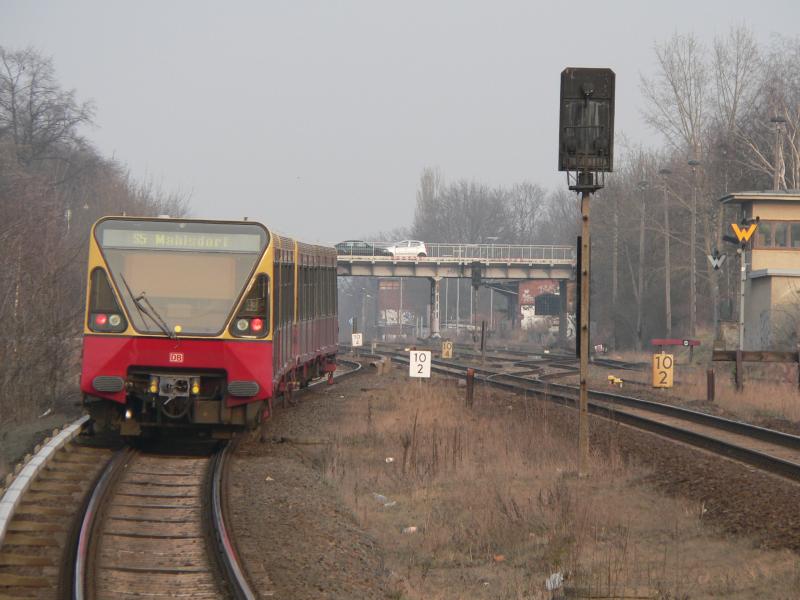 Eine S-Bahn der S5 fhrt am 24.3.05 aus dem Bahnhof Wuhletal in Richtung Mahlsdorf aus.