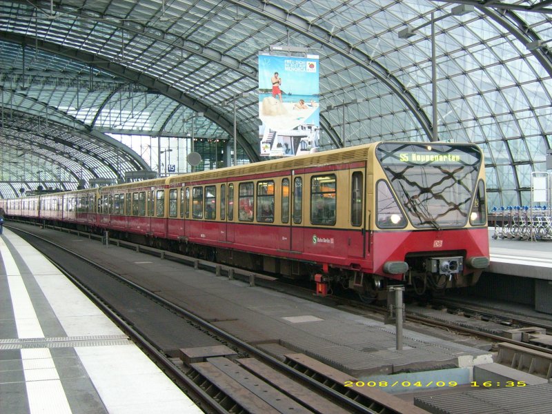 Eine S-Bahn der S5 nach Hoppegarten steht am 09.04.08 abfahrbereit im Hbf Berlin. Es handelt sich hierbei um einen Triebzug der BR 480.