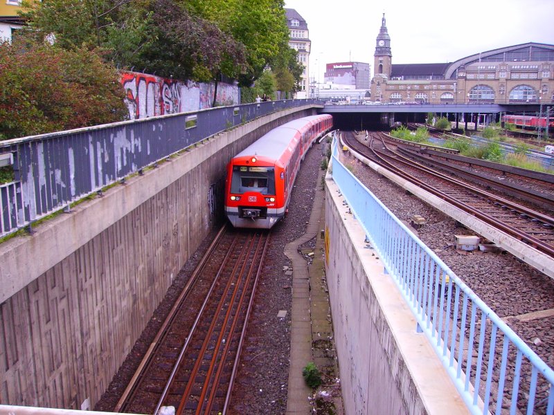 Eine S-Bahn verlsst Hamburg Hbf richtung Landungsbrcken.