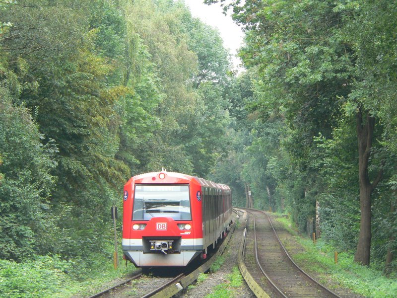 Eine S1, Baureihe 474, f�hrt in Hoheneichen ein. 2.9.2007