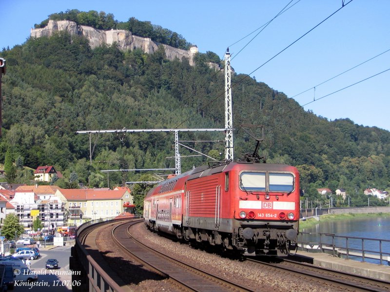 Eine S1 fhrt aus dem Hp Knigstein in Richtung Dresden aus. Mit der Linie S1 erreicht man schnell und preiswert die Wandergebiete der schsischen Schweiz. 16.07.06