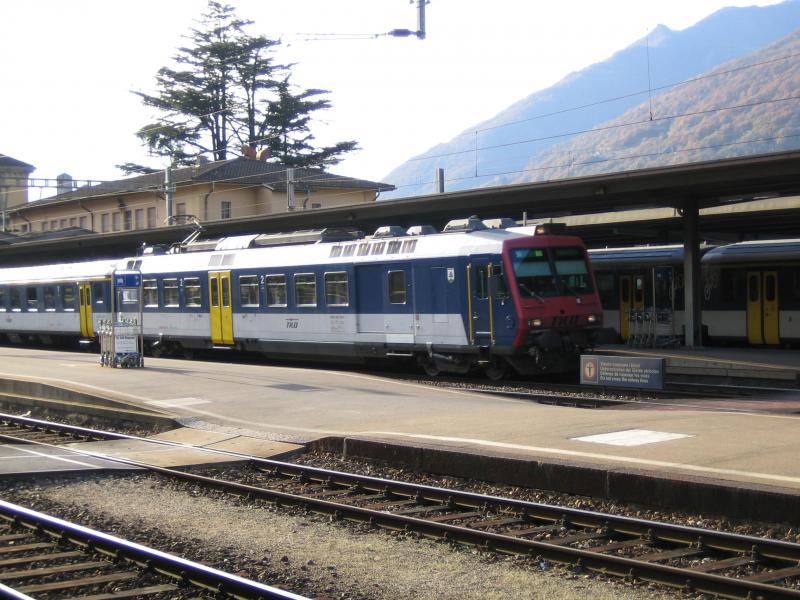 Eine S1 nach Biasca verlsst mit dem fhrenden RBDe 560 126 ''Lengnau'' am 12.11.05 Bellinzona