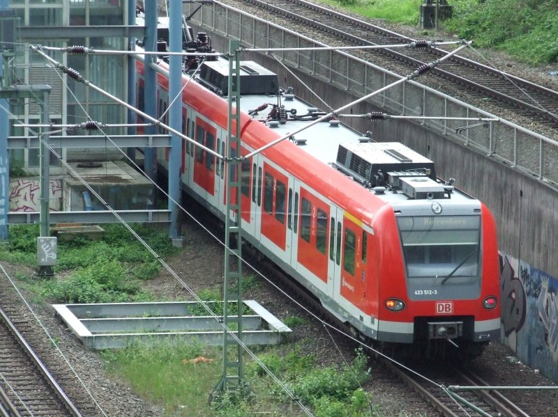Eine S1 nach Herrenberg fhrt im Hp sterfeld ein. (03.06.2008)