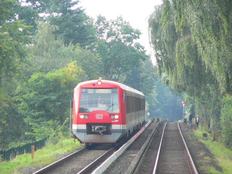 Eine S1 nach Poppenbttel fhrt am 2.9.2007 in Kornweg ein.
