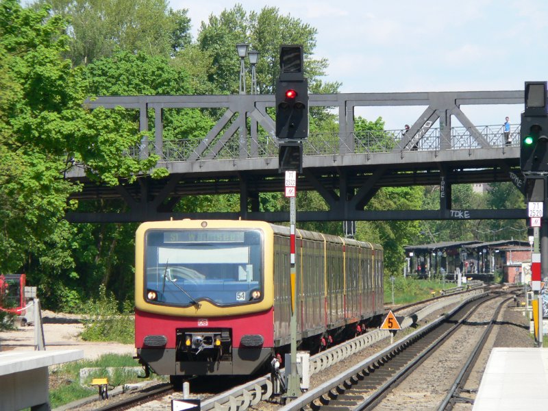 Eine S1 Richtung Wannsse bei der Einfahrt im neuen Bahnhof Julius-Leber-Brcke. 4.5.2008