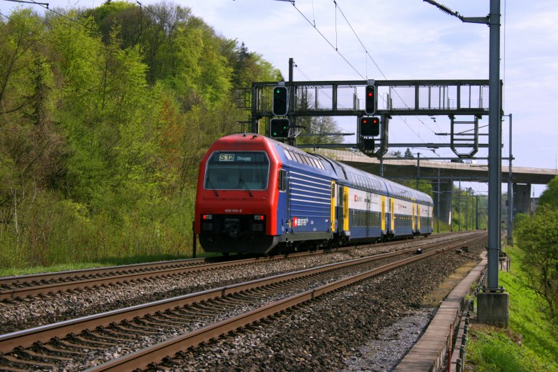 Eine S12 mit der Re 450 014 am Zugschluss wird gleich die Autobahnbrcke zwischen Winterthur und Kemptthal unterqueren und kurz danach den Bahnhof Kemptthal ohne Halt passieren. (3.5.2008)