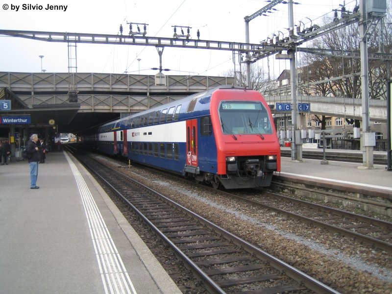 Eine S16 verlsst am 28.3.09 den Bhf. Winterthur mit dem Ziel Thayngen. Leider ist das Ziel ''Thayngen'' auch bei den DPZ mit Matrix Anzeige immer noch nicht einprogrammiert. Wahrscheinlich wird dies auch nicht mehr geschehen, so kurz vor dem KIS-Einbau...
