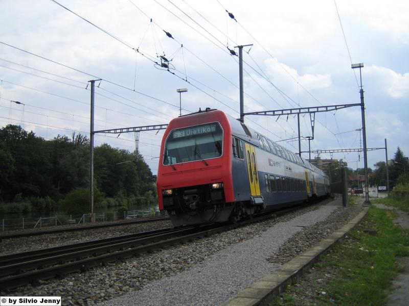 Eine S3 aus Wetzikon erreichte am 13.8.05 ihren Zielbahnhof Dietikon.