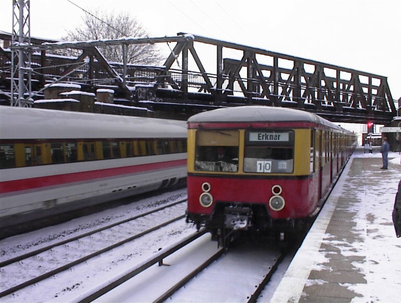 Eine S3 nach Erkner fhrt in Ostkreuz ein und spiegelt sich im ICE, der gerade nach Rummelsburg fhrt. Jahr 2001