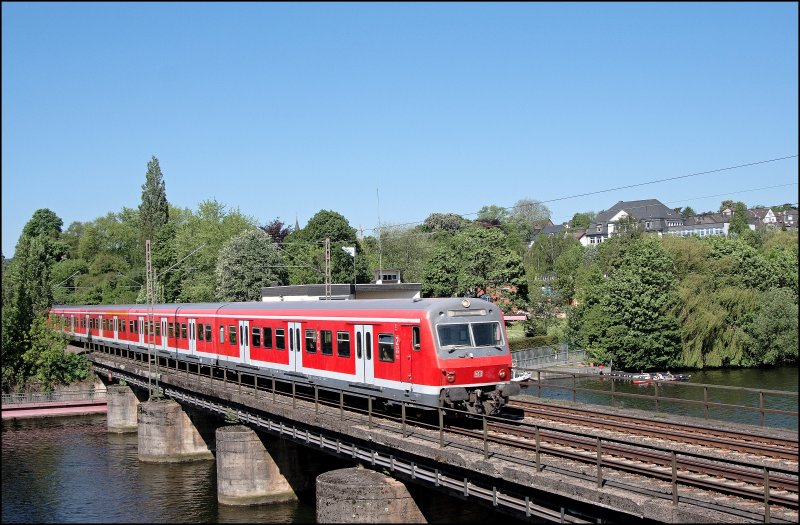 Eine S5 von Dortmund Hbf nach M�nchengladbach Hbf �berquert bei Wetter(Ruhr) den Harkortsee. (12.05.2008)