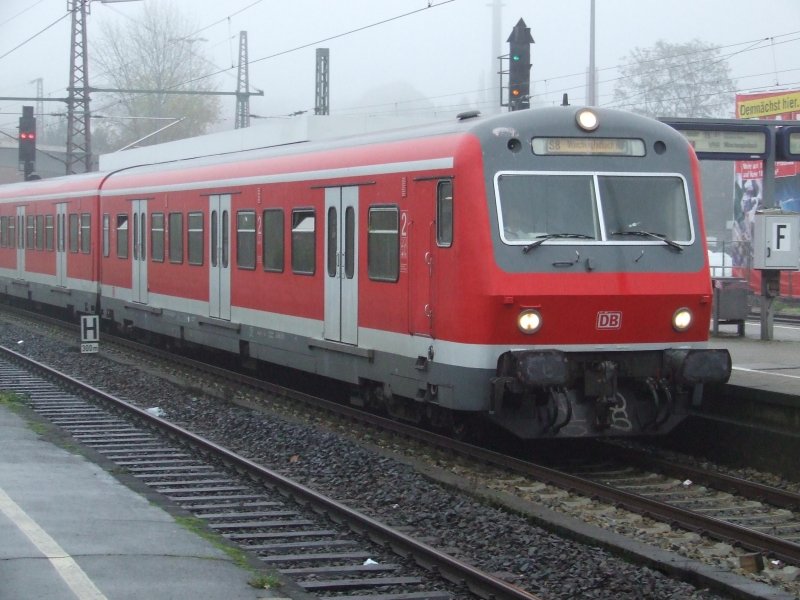 Eine S8 in Richtung Mnchengladbach fhrt in Wuppertal-Oberbarmen ein (02.11.2007)