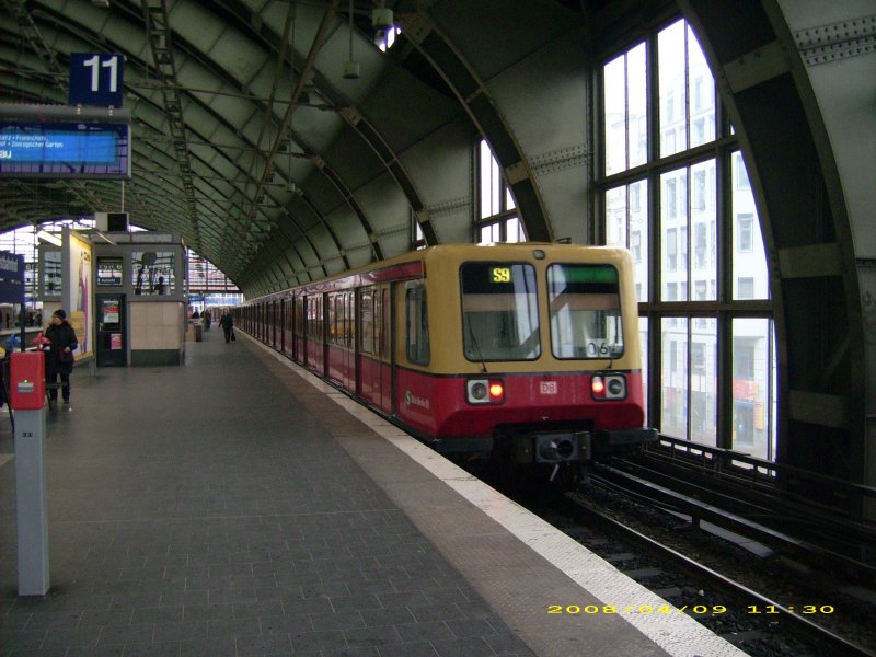 Eine S9 nach Berlin Spandau verlsst am 09.04.08 den Berliner Ostbahnhof.