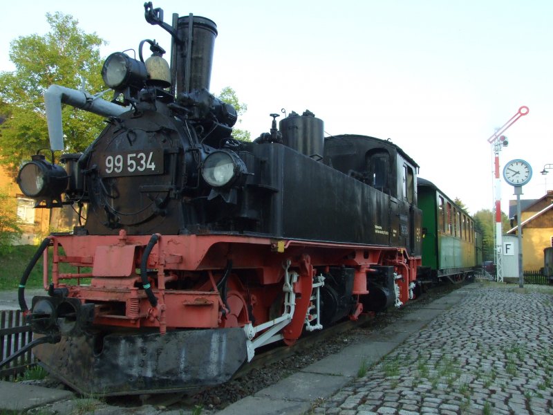 Eine schs. Lok IV-K als 99-534 samt Personen- und Packwagen steht als Verlehrsdenkmal an vergangene Zeiten im Bhf. der Bingestadt Geyer/Erzgebirge. 
Die Strecke verlief von Schnfled-Wiesa (hiermit Anschlu an die Zschopautalbahn) durch ein malerisches Tal nach Geyer und weiter nach Thum. 
Die Zeit steht hier zwar still, die Uhr geht trotzdem. Und auch im Bahnhofsgebude ist Leben, da hier der Jugendverein ortsansssig ist. 
Zu betrachten jederzeit in Geyer, ebenso der ehem. Lokschuppen nebenan, in dem durch eine Modellbahn das alte Liniennetz einem nher gebracht wird.