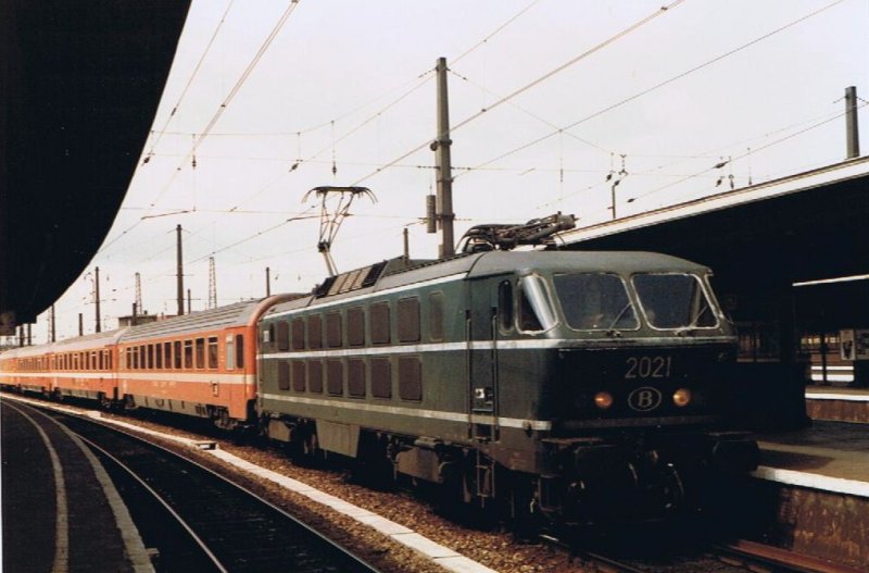 Eine saubere und grne 2021 mit dem IC 395 Iris nach Chur wartet in Bruxelles Midi auf die Abfahrt. 29. Juni 1984
(Gescanntes Foto) 