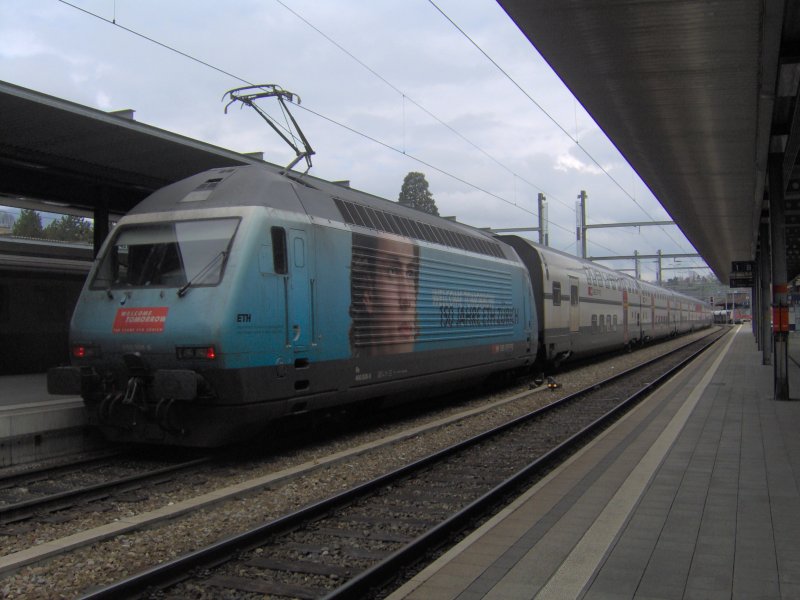 Eine SBB RE 460 werbelokomotive fhrt gerade mit einem IC von Interlaken OST ber Spiez Bern ohne Halt bis Zrich- winterthur nach romanshorn. Quer durch die Schwiez. Hier ist der Zug gerade bei der Ausfahrt aus dem Bahnhof Spiez an der Ltschberg Nordrampe zu erkennen. 